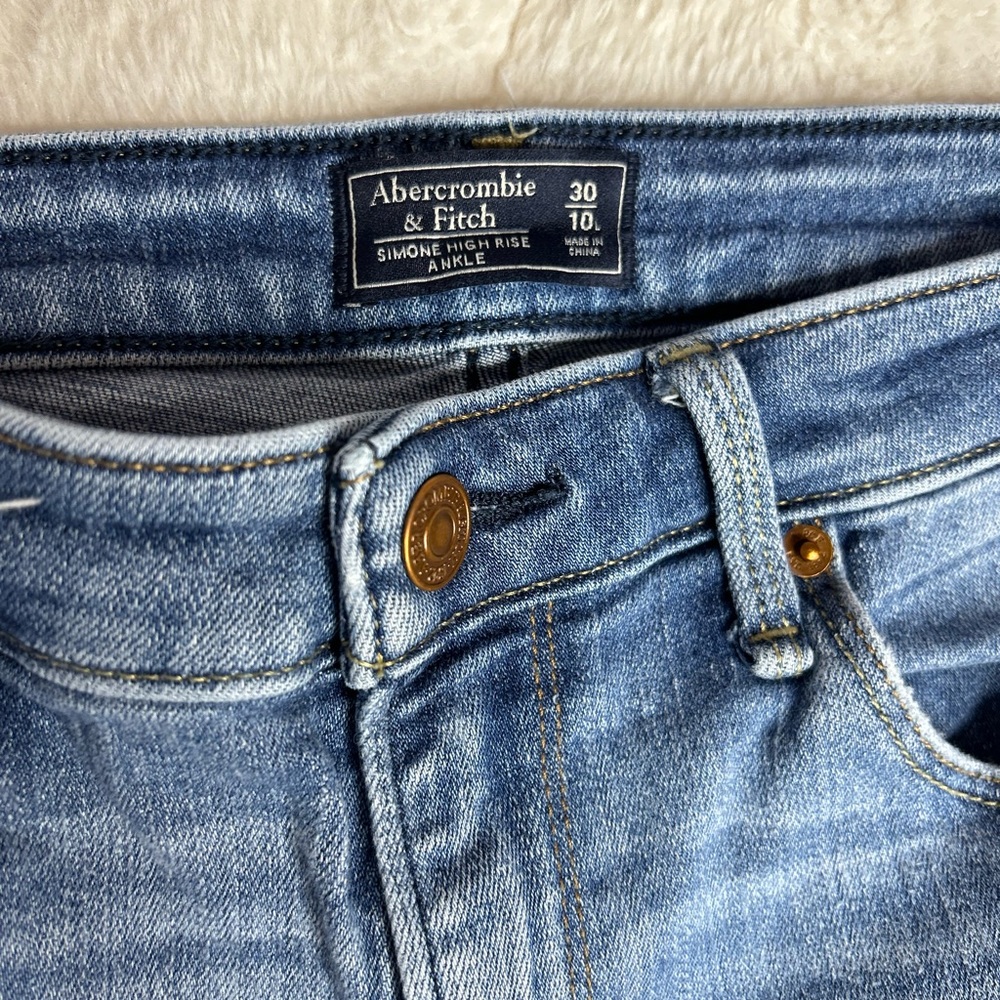 Abercrombie and Fitch size 30 (women’s 10) medium wash jeans
